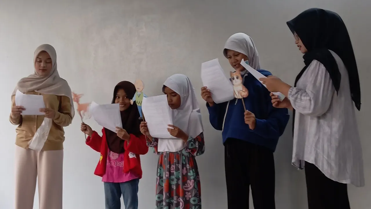Antusias anak-anak Sanggar Pasinaon Pelangi dalam mengikuti program PEKA materi Crita Dongeng. (doc. Tim Magang Sanggar Pasinaon Pelangi UNS)
