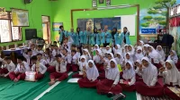 Foto bersama mahasiswa KKN 176 UNS dengan siswa-siswi SDN Krogowanan, Sawangan, Magelang. (doc. Tim KKN Literasi 176 UNS) Foto bersama mahasiswa KKN 176 UNS dengan siswa-siswi SDN Krogowanan, Sawangan, Magelang. (doc. Tim KKN Literasi 176 UNS)
