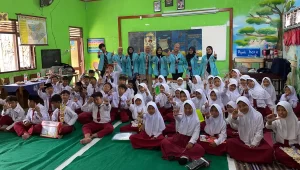 Foto bersama mahasiswa KKN 176 UNS dengan siswa-siswi SDN Krogowanan, Sawangan, Magelang. (doc. Tim KKN Literasi 176 UNS)