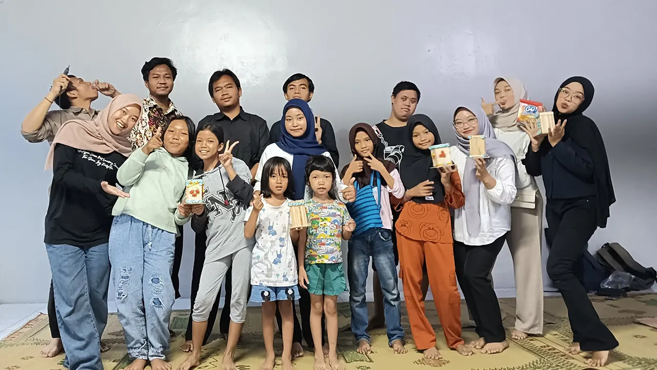 Foto bersama mahasiswa Magang Sanggar Pasinaon Pelangi UNS dengan anak-anak Sanggar Pasinaon Pelangi, Mojosongo, Surakarta dalam kegiatan membuat prakarya. (doc. Tim Magang Sanggar Pasinaon Pelangi UNS)