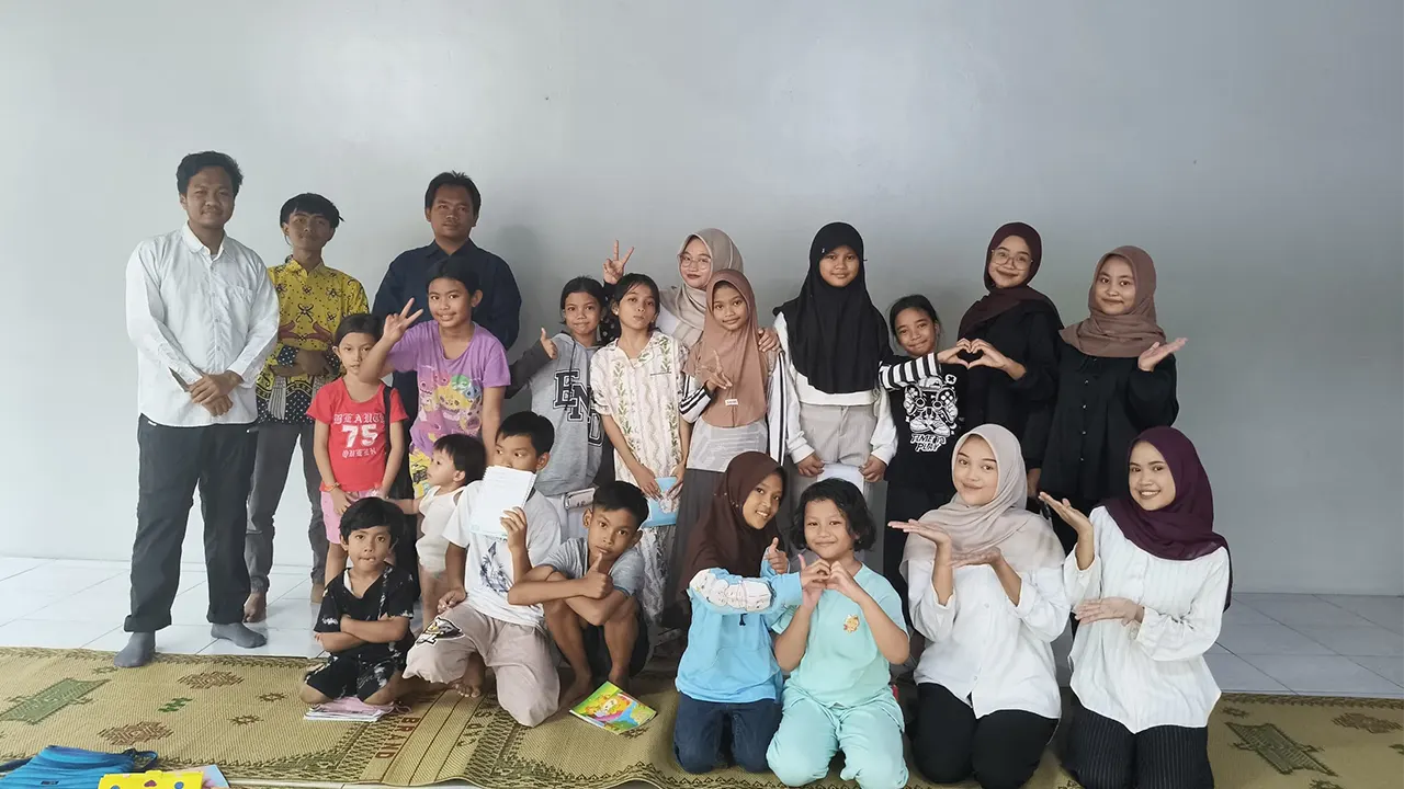 Foto bersama mahasiswa Magang Sanggar Pasinaon Pelangi UNS dengan anak-anak Sanggar Pasinaon Pelangi, Mojosongo, Surakarta. (doc. Tim Magang Sanggar Pasinaon Pelangi UNS) Foto bersama mahasiswa Magang Sanggar Pasinaon Pelangi UNS dengan anak-anak Sanggar Pasinaon Pelangi, Mojosongo, Surakarta. (doc. Tim Magang Sanggar Pasinaon Pelangi UNS)