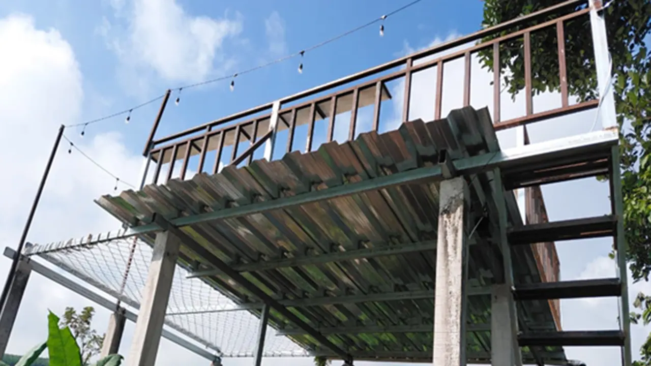 Gardu pandang “Satu Titik Seribu Pandang” karya mahasiswa KKN UNS Kelompok 328 berdiri kokoh di Desa Glapansari, menampilkan panorama Gunung Sindoro dan Sumbing serta hamparan kebun tembakau dan kopi yang menawan. (doc. KKN UNS Kelompok 328)