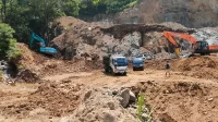 Aktivitas penambangan untuk keperluan tanah urug proyek jalan tol Jogja-Solo di Kalurahan Watugajah, Kapanewon Gedangsari saat didatangi Satpol PP. (SATPOL PP for RADAR JOGJA)