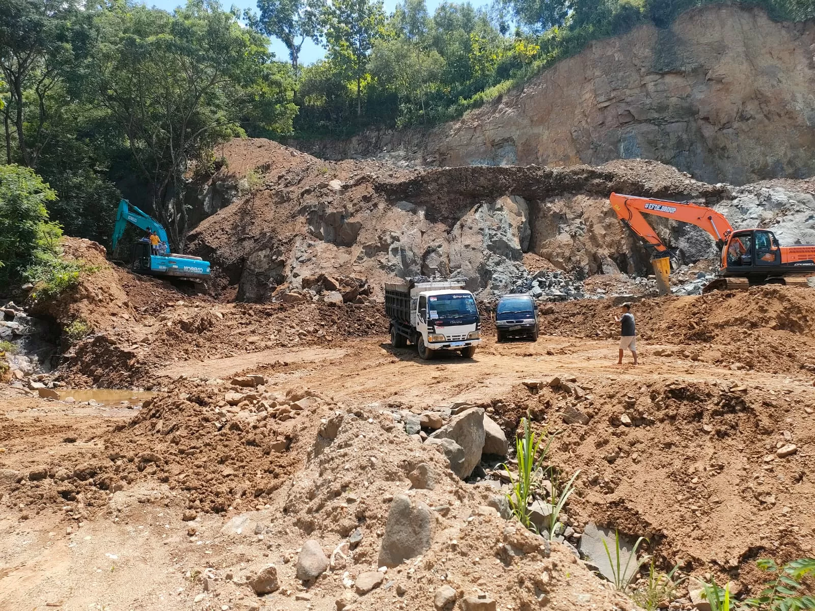 Aktivitas penambangan untuk keperluan tanah urug proyek jalan tol Jogja-Solo di Kalurahan Watugajah, Kapanewon Gedangsari saat didatangi Satpol PP. (SATPOL PP for RADAR JOGJA)