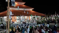 Ilustrasi Warga memadati halaman masjid untuk mengikuti peringatan Maulid Nabi Muhammad SAW yang diramaikan dengan tradisi rebutan hadiah. (jtvmadiun.com)
