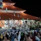 Ilustrasi Warga memadati halaman masjid untuk mengikuti peringatan Maulid Nabi Muhammad SAW yang diramaikan dengan tradisi rebutan hadiah. (jtvmadiun.com)
