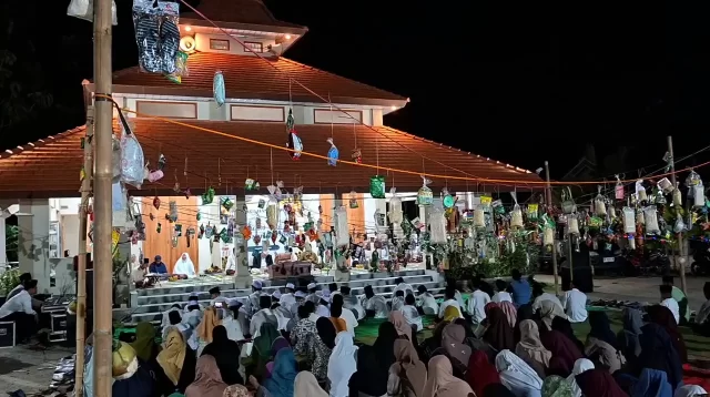 Ilustrasi Warga memadati halaman masjid untuk mengikuti peringatan Maulid Nabi Muhammad SAW yang diramaikan dengan tradisi rebutan hadiah. (jtvmadiun.com)