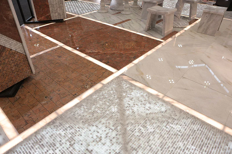 Beragam jenis dan pola marmer Lampung dipamerkan sebagai inspirasi desain interior. Pemilihan material dan teknik pemasangan yang tepat menjadi faktor penting untuk menjaga keindahan serta daya tahan marmer dalam jangka panjang. (ptgramer.com)