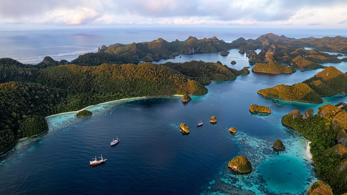 Keindahan perairan Raja Ampat yang menjadi simbol kekayaan hayati Indonesia. Sumber Foto: greenpeace.org