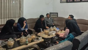 Mahasiswa KKN UNS Kelompok 328 berdiskusi bersama Kepala Desa Glapansari, Sukengdriyo, untuk mematangkan konsep pembangunan gardu pandang “Satu Titik Seribu Pandang” sebagai ikon wisata baru desa. (doc. KKN UNS Kelompok 328)