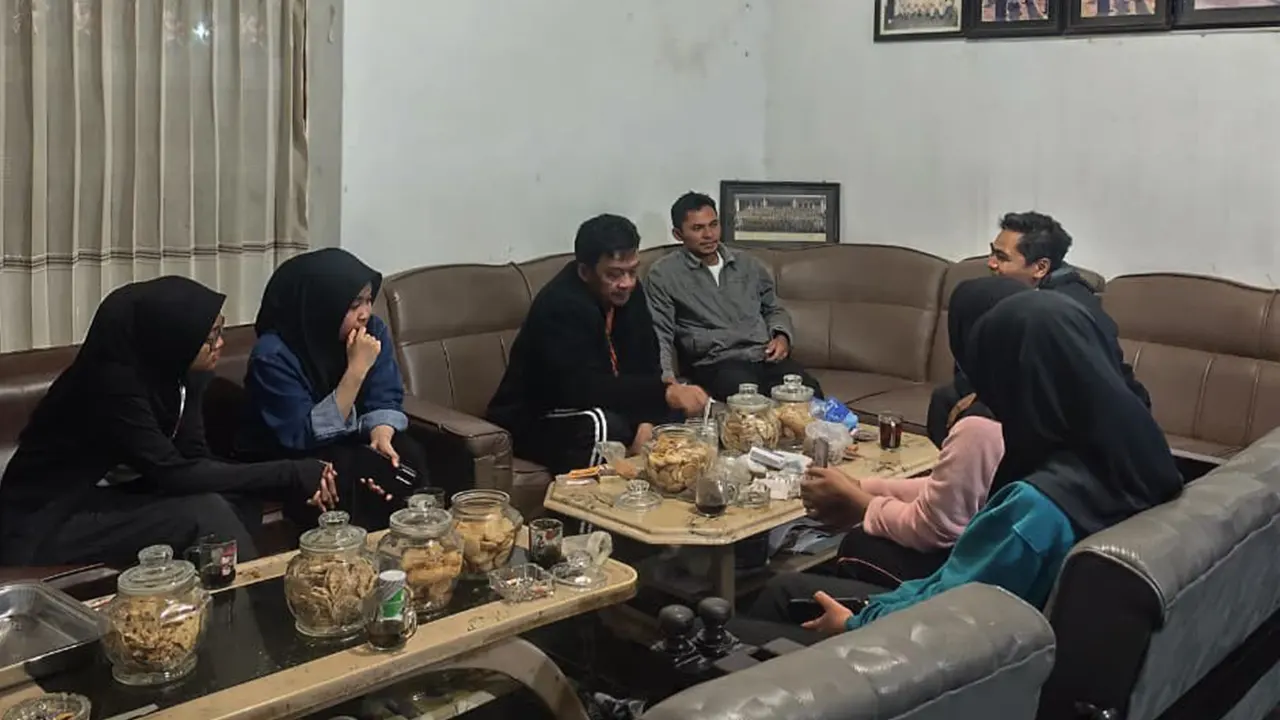 Mahasiswa KKN UNS Kelompok 328 berdiskusi bersama Kepala Desa Glapansari, Sukengdriyo, untuk mematangkan konsep pembangunan gardu pandang “Satu Titik Seribu Pandang” sebagai ikon wisata baru desa. (doc. KKN UNS Kelompok 328) Mahasiswa KKN UNS Kelompok 328 berdiskusi bersama Kepala Desa Glapansari, Sukengdriyo, untuk mematangkan konsep pembangunan gardu pandang “Satu Titik Seribu Pandang” sebagai ikon wisata baru desa. (doc. KKN UNS Kelompok 328)