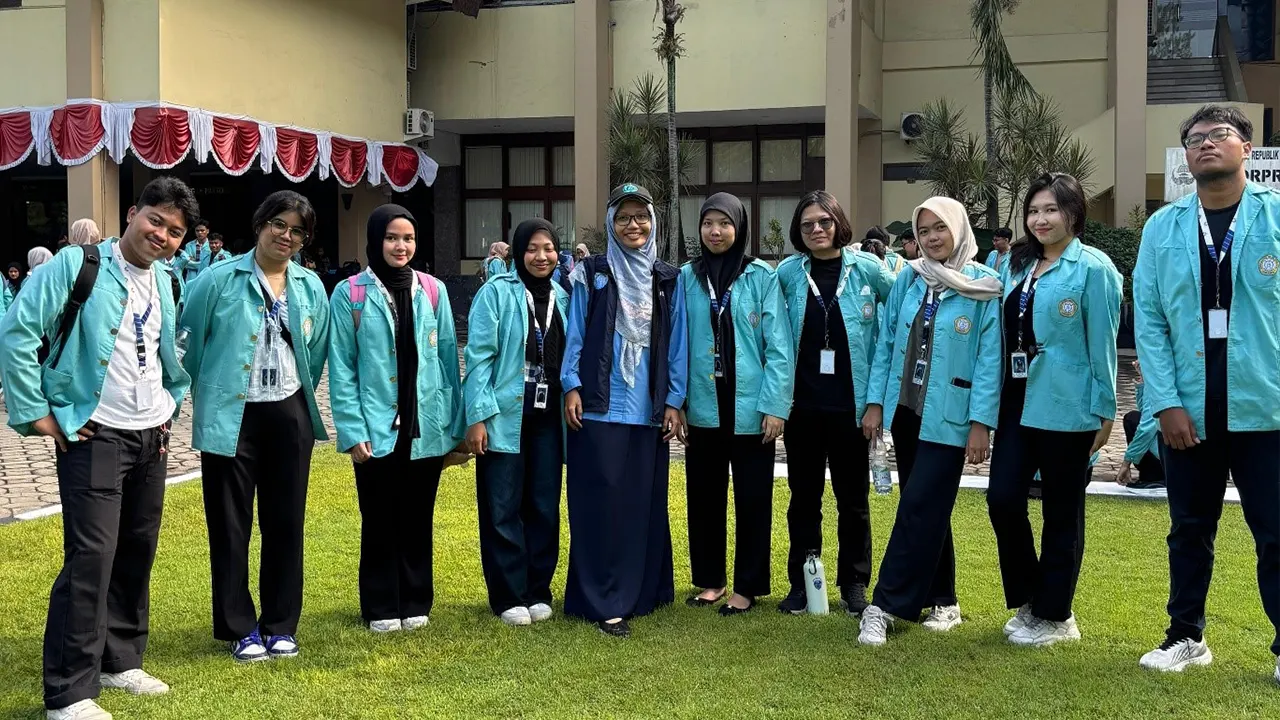Mahasiswa KKN UNS pelaksana program literasi di Desa Sokorini, Magelang. (doc. KKN Literasi 164 UNS)