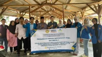 Mahasiswa Universitas Pamulang Kampus Kota Serang bersama dosen pembimbing dan pelaku UMKM foto bersama usai kegiatan Sosialisasi Pengimplementasian Audit Internal pada UMKM di Angkringan D.A, Cikande, Kabupaten Serang, Kamis (23/10/2025). (doc. pribadi)