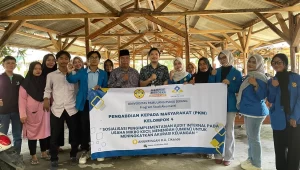 Mahasiswa Universitas Pamulang Kampus Kota Serang bersama dosen pembimbing dan pelaku UMKM foto bersama usai kegiatan Sosialisasi Pengimplementasian Audit Internal pada UMKM di Angkringan D.A, Cikande, Kabupaten Serang, Kamis (23/10/2025). (doc. pribadi)