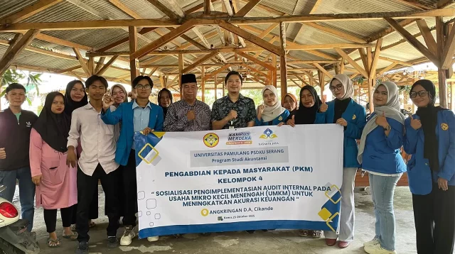 Mahasiswa Universitas Pamulang Kampus Kota Serang bersama dosen pembimbing dan pelaku UMKM foto bersama usai kegiatan Sosialisasi Pengimplementasian Audit Internal pada UMKM di Angkringan D.A, Cikande, Kabupaten Serang, Kamis (23/10/2025). (doc. pribadi)