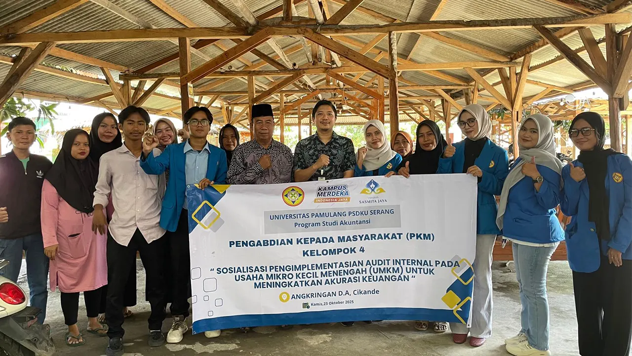 Mahasiswa Universitas Pamulang Kampus Kota Serang bersama dosen pembimbing dan pelaku UMKM foto bersama usai kegiatan Sosialisasi Pengimplementasian Audit Internal pada UMKM di Angkringan D.A, Cikande, Kabupaten Serang, Kamis (23/10/2025). (doc. pribadi)