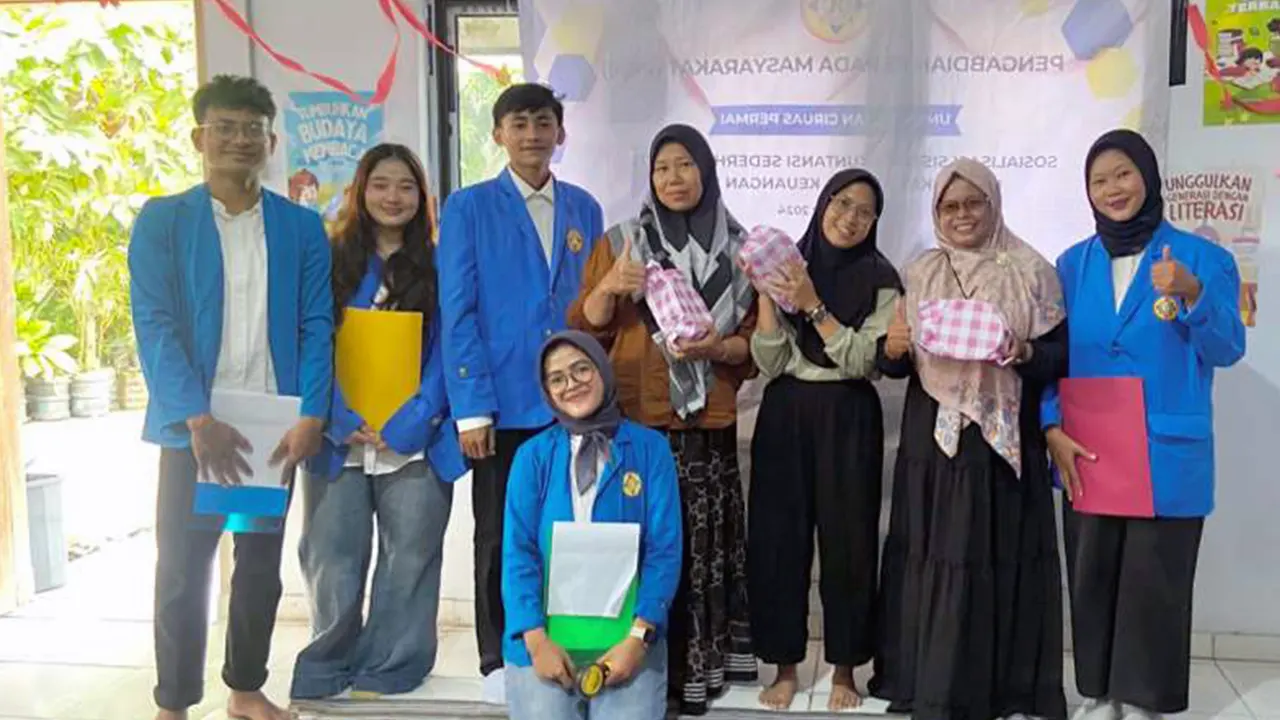 Mahasiswa Universitas Pamulang (UNPAM) PSDKU Serang berfoto bersama para pelaku UMKM usai kegiatan pelatihan pengembangan usaha berbasis e-commerce di Taman Ciruas Permai, Kecamatan Walantaka, Kabupaten Serang, Kamis (23/10/2025). (doc. pribadi)