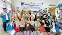 Mahasiswa Universitas Pamulang (UNPAM) PSDKU Serang berfoto bersama para peserta usai kegiatan pelatihan bertema “Pengembangan Usaha Melalui E-Commerce pada UMKM Produksi Kue Basah dan Kue Kering” di Taman Ciruas Permai, Kecamatan Walantaka, Kabupaten Serang, Kamis (23/10/2025). (doc. pribadi)