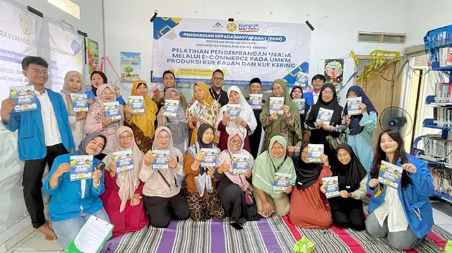 Mahasiswa Universitas Pamulang (UNPAM) PSDKU Serang berfoto bersama para peserta usai kegiatan pelatihan bertema “Pengembangan Usaha Melalui E-Commerce pada UMKM Produksi Kue Basah dan Kue Kering” di Taman Ciruas Permai, Kecamatan Walantaka, Kabupaten Serang, Kamis (23/10/2025). (doc. pribadi)