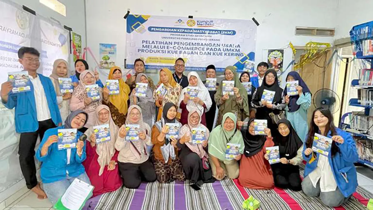 Mahasiswa Universitas Pamulang (UNPAM) PSDKU Serang berfoto bersama para peserta usai kegiatan pelatihan bertema “Pengembangan Usaha Melalui E-Commerce pada UMKM Produksi Kue Basah dan Kue Kering” di Taman Ciruas Permai, Kecamatan Walantaka, Kabupaten Serang, Kamis (23/10/2025). (doc. pribadi)
