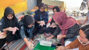 Pelatihan pengolahan ikan lemuru oleh tim PPK Ormawa BEM FKEP UNEJ bersama masyarakat Desa Pugerkulon. (doc. PPK Ormawa BEM FKEP UNEJ)