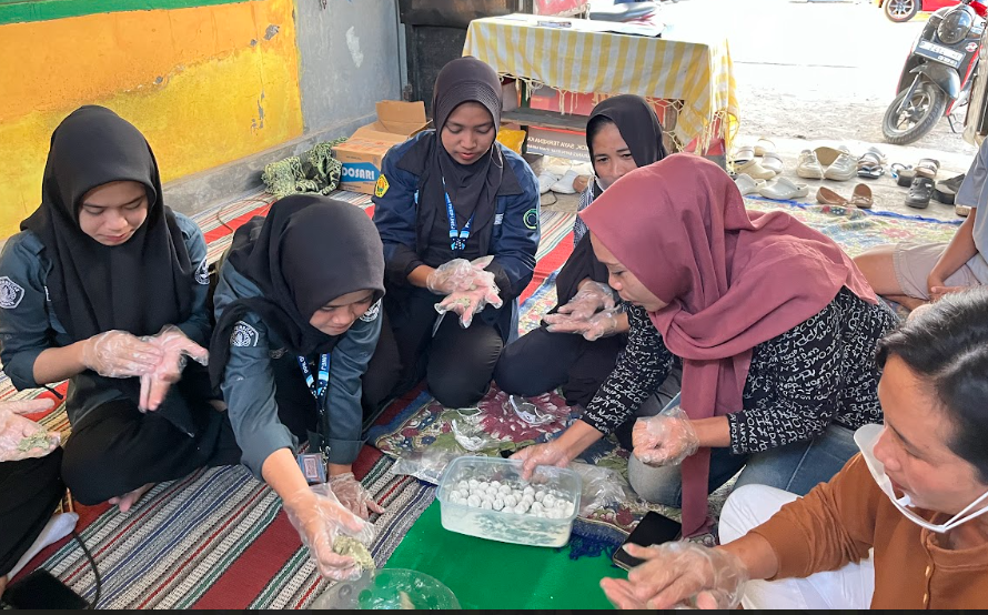 Pelatihan pengolahan ikan lemuru oleh tim PPK Ormawa BEM FKEP UNEJ bersama masyarakat Desa Pugerkulon. (doc. PPK Ormawa BEM FKEP UNEJ)