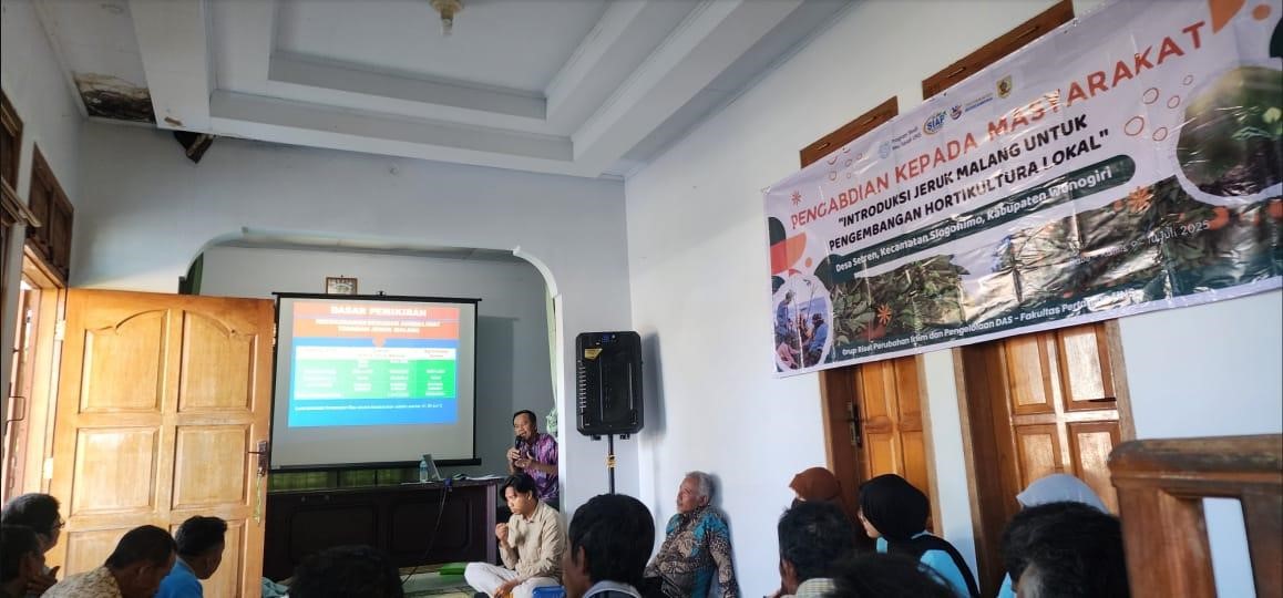 Penyuluhan terkait Introduksi Jeruk Malang kepada Petani Desa Setren, Kecamatan Slogohimo, Kabupaten Wonogiri bersama Prof Jaka Suyana. (doc. TIM PKM HGR UNS 2025) Penyuluhan terkait Introduksi Jeruk Malang kepada Petani Desa Setren, Kecamatan Slogohimo, Kabupaten Wonogiri bersama Prof Jaka Suyana. (doc. TIM PKM HGR UNS 2025)