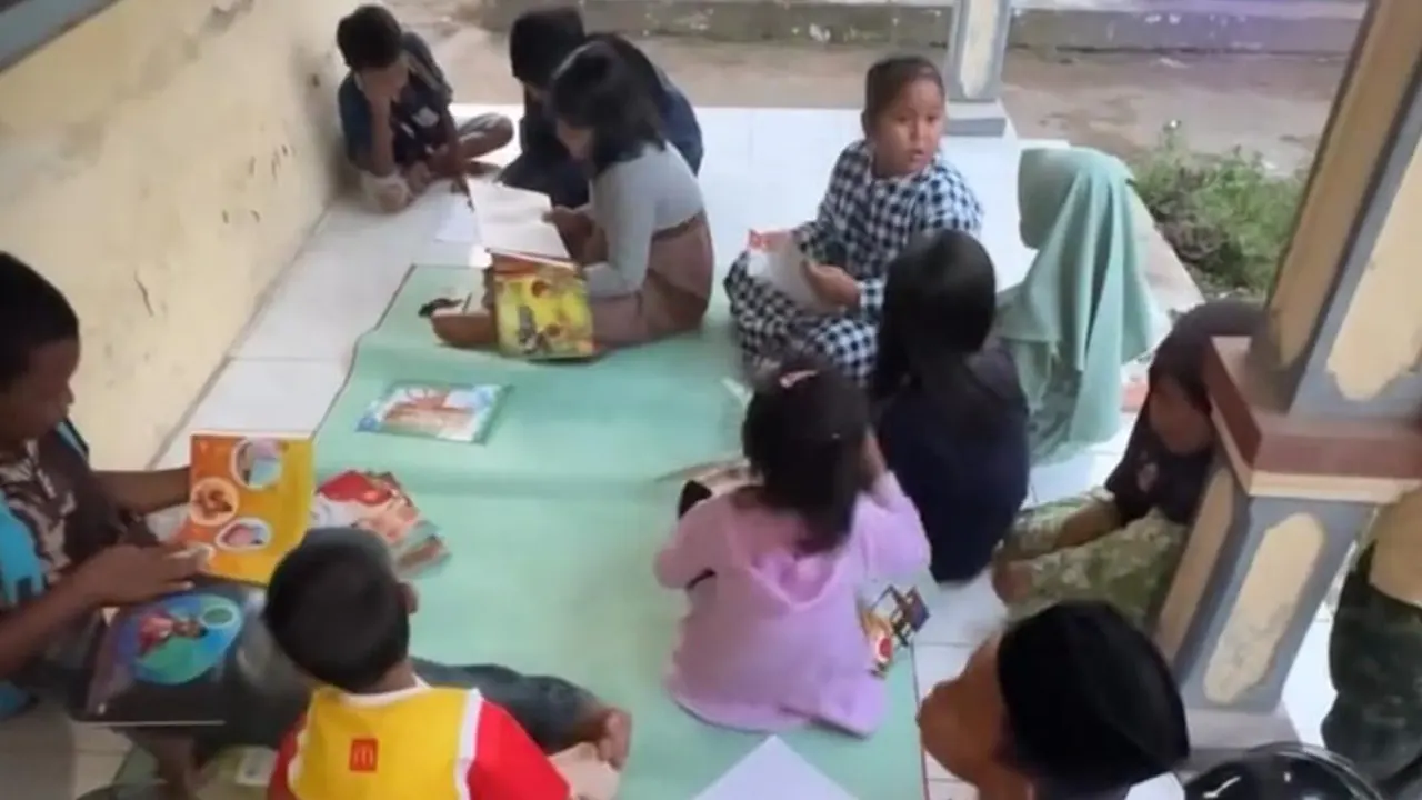 Suasana sore di Posko KKN 164 di mana anak-anak menemukan kembali dunia membaca meski dengan koleksi buku yang terbatas. (doc. KKN Literasi 164 UNS)