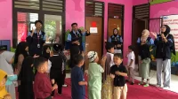Tim KKN Reguler ke-85 Posko 8 UIN Walisongo bersama siswa TK Negeri Pembina Ngareanak memperingati Hari Santri Nasional di halaman sekolah, Rabu (22/10/2025). (doc. KKN Reguler ke-85 Posko 8 UIN Walisongo)