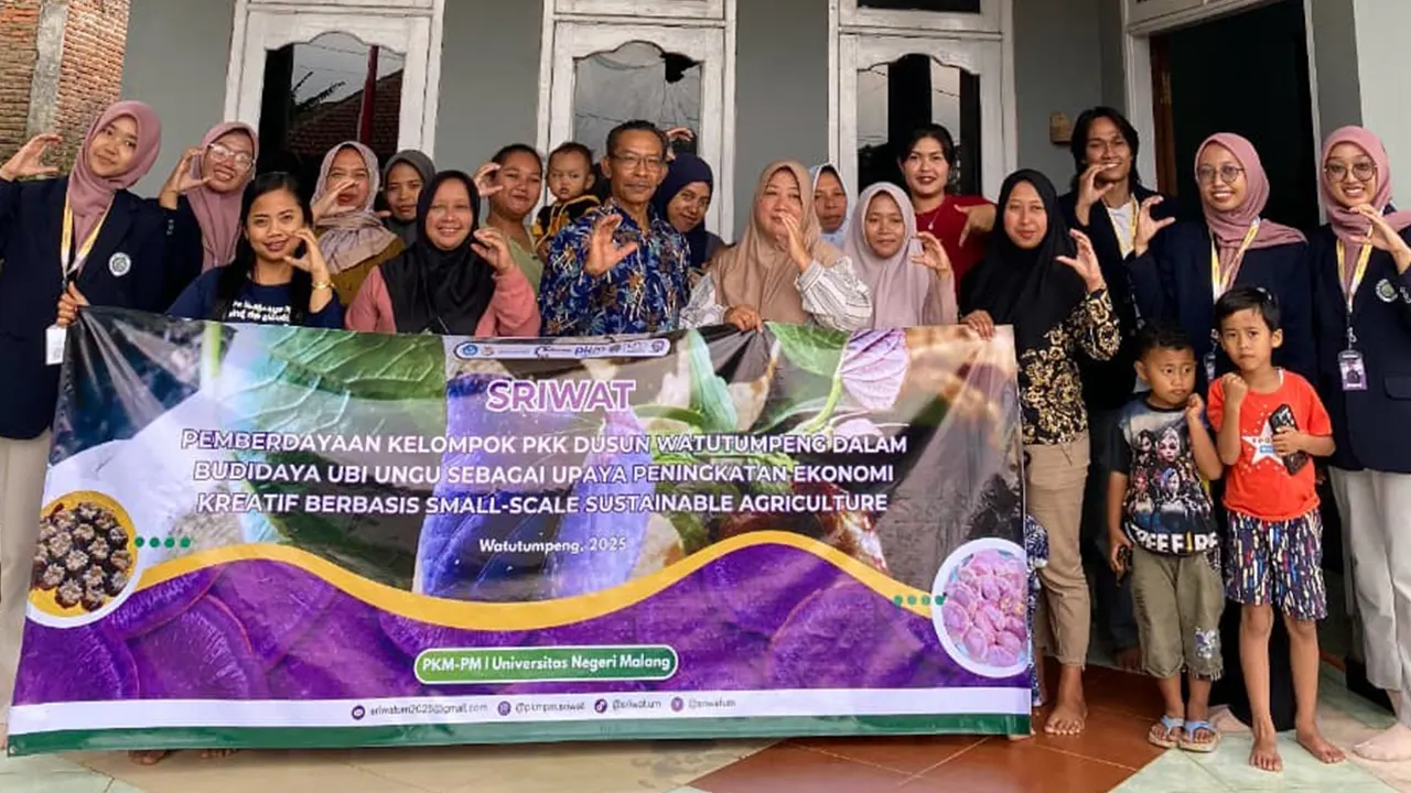 Tim PKM-PM SRIWAT dan Kelompok PKK Dusun Watutumpeng. (doc. Tim PKM-PM SRIWAT) Tim PKM-PM SRIWAT dan Kelompok PKK Dusun Watutumpeng. (doc. Tim PKM-PM SRIWAT)