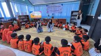 Mahasiswa KKN Literasi UNS Kelompok 179 mengajak siswa MI dan SD di Desa Banyuroto belajar dengan cara menyenangkan melalui cerdas mengulas buku dan proyek berbasis buka cerita untuk menumbuhkan semangat membaca sejak dini, pada (22-25/7/2025). (doc. Tim KKN Literasi UNS Kelompok 179) Mahasiswa KKN Literasi UNS Kelompok 179 mengajak siswa MI dan SD di Desa Banyuroto belajar dengan cara menyenangkan melalui cerdas mengulas buku dan proyek berbasis buka cerita untuk menumbuhkan semangat membaca sejak dini, pada (22-25/7/2025). (doc. Tim KKN Literasi UNS Kelompok 179)