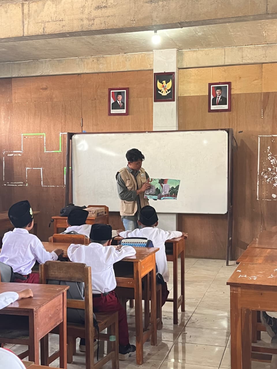Mahasiswa KKN Literasi UNS Kelompok 179 melaksanakan kegiatan pembelajaran interaktif di SD dan MI Banyuroto dengan metode membaca dan permainan edukatif sebagai upaya menumbuhkan semangat literasi pada anak-anak, pada 30 Juli 2025 - 7 Agustus 2025). (doc. Tim KKN Literasi UNS Kelompok 179)