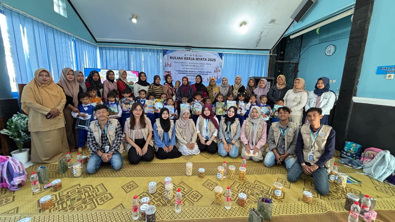 Tim KKN Literasi UNS Kelompok 179 berfoto bersama guru dan anak TK Merbabu setelah pelaksanaan kegiatan Reedme A book yang dilaksanakan di TK Merbabu Desa Banyuroto, sebagai upaya memperkuat budaya literasi dan menumbuhkan minat baca sejak usia dini, pada (21/7/2025). (doc. Tim KKN Literasi UNS Kelompok 179)