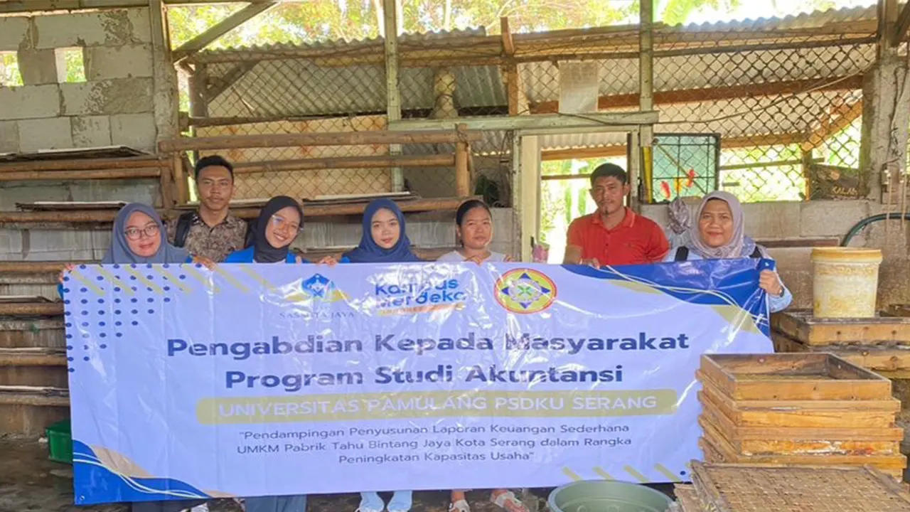 Mahasiswa dan dosen Program Studi Akuntansi Universitas Pamulang (Unpam) Kampus Serang berfoto bersama pemilik UMKM Pabrik Tahu Bintang Jaya usai kegiatan pendampingan penyusunan laporan keuangan sederhana di Kota Serang, Banten, Selasa (14/10/2025). (doc. pribadi)