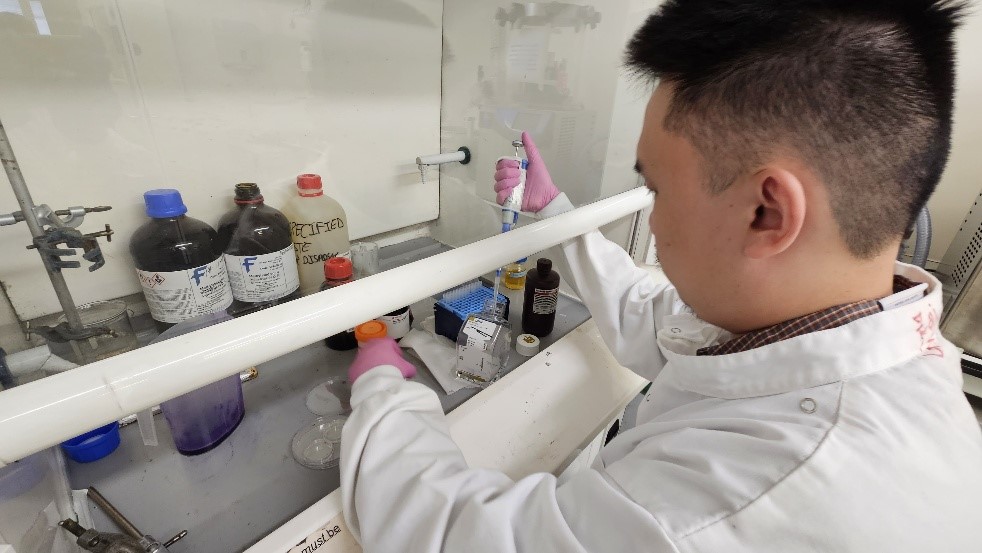 Tungki Pratama Umar, dokter muda Indonesia yang masuk daftar “World’s Top 2% Scientists” 2025, tengah melakukan penelitian di laboratorium. Komitmen pada riset menjadi kunci keberhasilannya menembus panggung ilmiah internasional. (doc. pribadi)