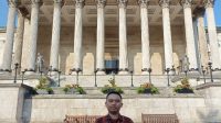 Tungki Pratama Umar, dokter muda asal Palembang yang menorehkan prestasi internasional dengan masuk daftar “World’s Top 2% Scientists” 2025, berpose di depan kampus University College London, Inggris. (doc. pribadi)