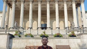 Tungki Pratama Umar, dokter muda asal Palembang yang menorehkan prestasi internasional dengan masuk daftar “World’s Top 2% Scientists” 2025, berpose di depan kampus University College London, Inggris. (doc. pribadi)