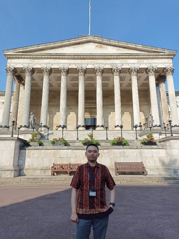 Tungki Pratama Umar, dokter muda asal Palembang yang menorehkan prestasi internasional dengan masuk daftar “World’s Top 2% Scientists” 2025, berpose di depan kampus University College London, Inggris. (doc. pribadi)