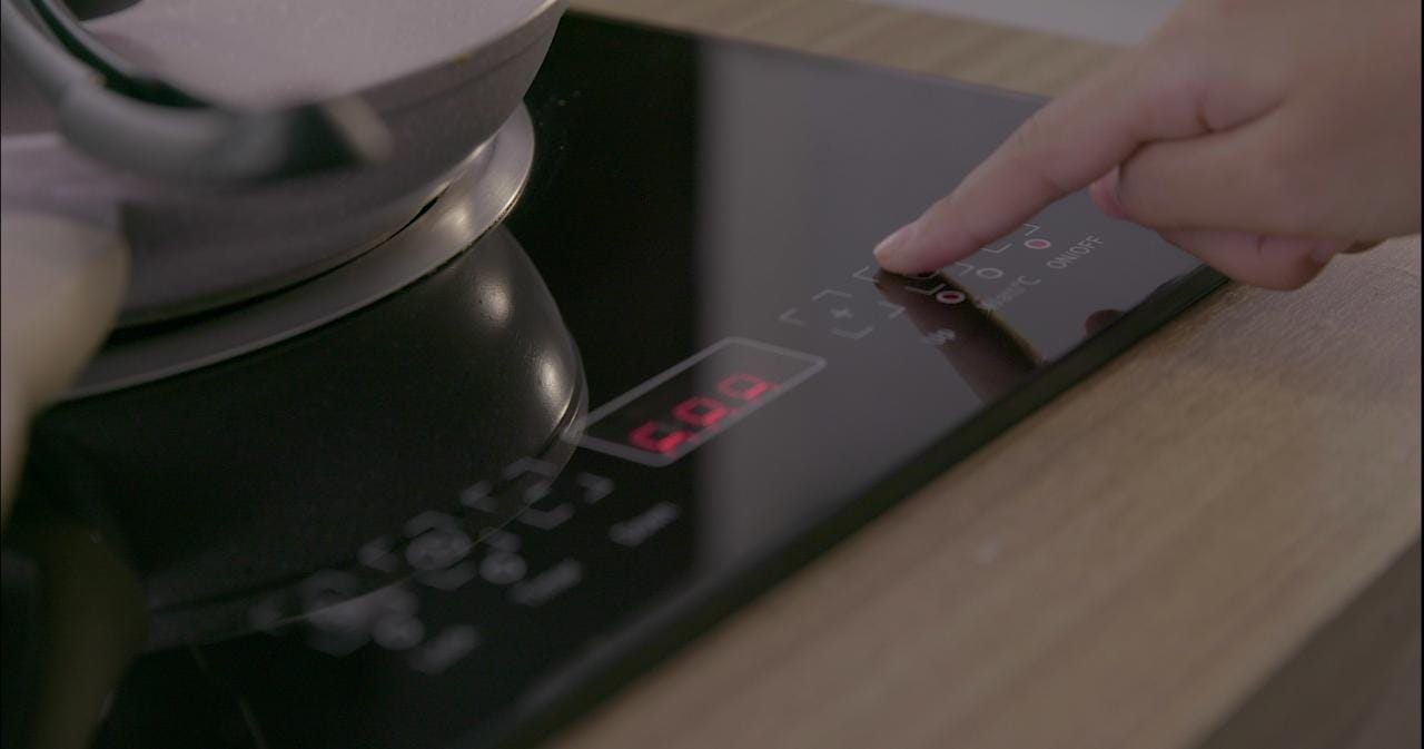 Penggunaan kompor listrik induksi mulai diperkenalkan sebagai bagian dari transisi energi nasional menuju kemandirian dan efisiensi pemakaian energi di rumah tangga. Sumber foto: PLN / Dokumentasi ESDM