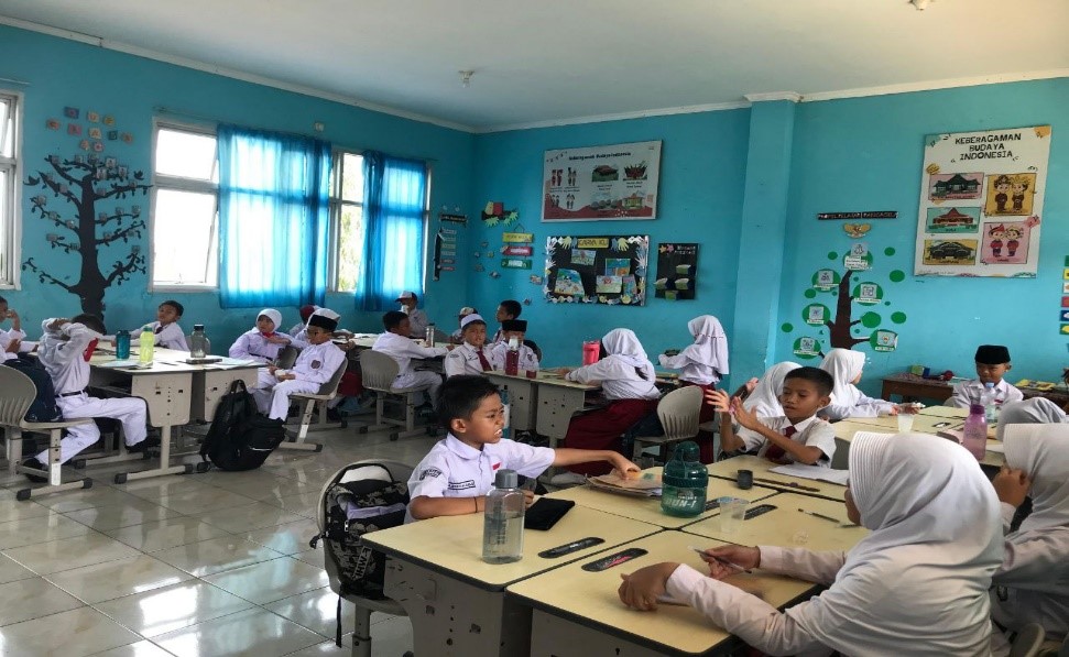 Suasana belajar interaktif di salah satu ruang kelas Sekolah Dasar, di mana siswa tampak antusias mengikuti kegiatan pembelajaran. (doc. pribadi)