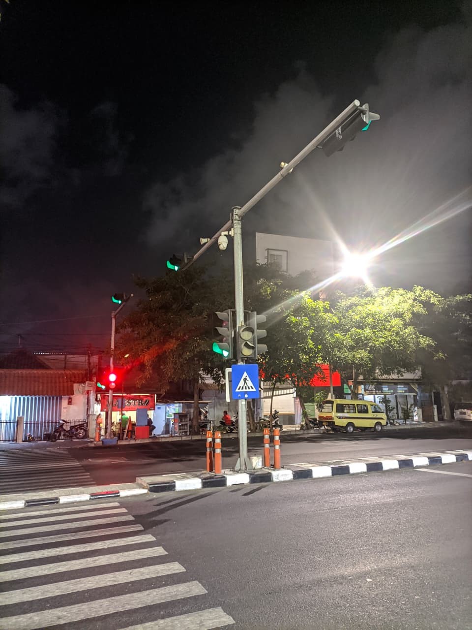 Suasana malam di salah satu sudut Kota Surabaya. Di balik gemerlap lampu jalan dan hiruk pikuk kota, tersimpan kegelisahan sosial yang melahirkan fenomena gangsterisme di kalangan remaja. (doc. pribadi)