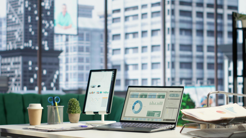 Ilustrasi layar kerja menampilkan data pengelolaan lingkungan, mencerminkan upaya DLH Bandar Lampung menuju kota yang lebih bersih, modern, dan berkelanjutan. (Freepik)