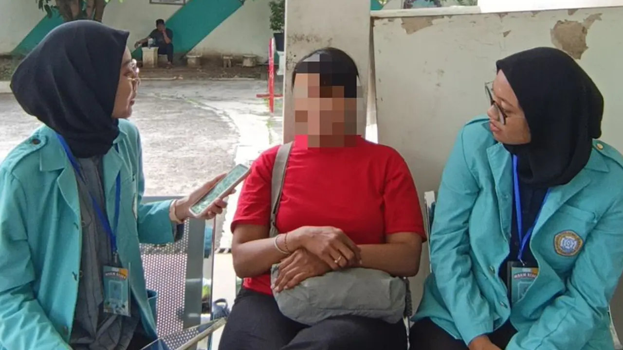 Mahasiswa Psikologi UNS melakukan sesi wawancara dengan salah satu orang tua anak berkebutuhan khusus di UPTD PLDPI Surakarta sebagai bagian dari pengumpulan data untuk program Parent Space, yang berfokus pada penguatan ketangguhan keluarga melalui pendekatan edukatif dan reflektif. (doc. pribadi)