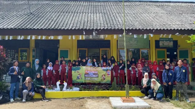 Foto Bersama Kegiatan Pengabdian Masyarakat di SDN Kebun 1. (doc pribadi)