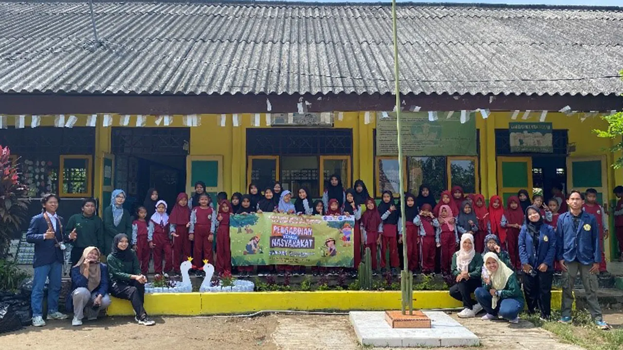 Foto Bersama Kegiatan Pengabdian Masyarakat di SDN Kebun 1. (doc pribadi)