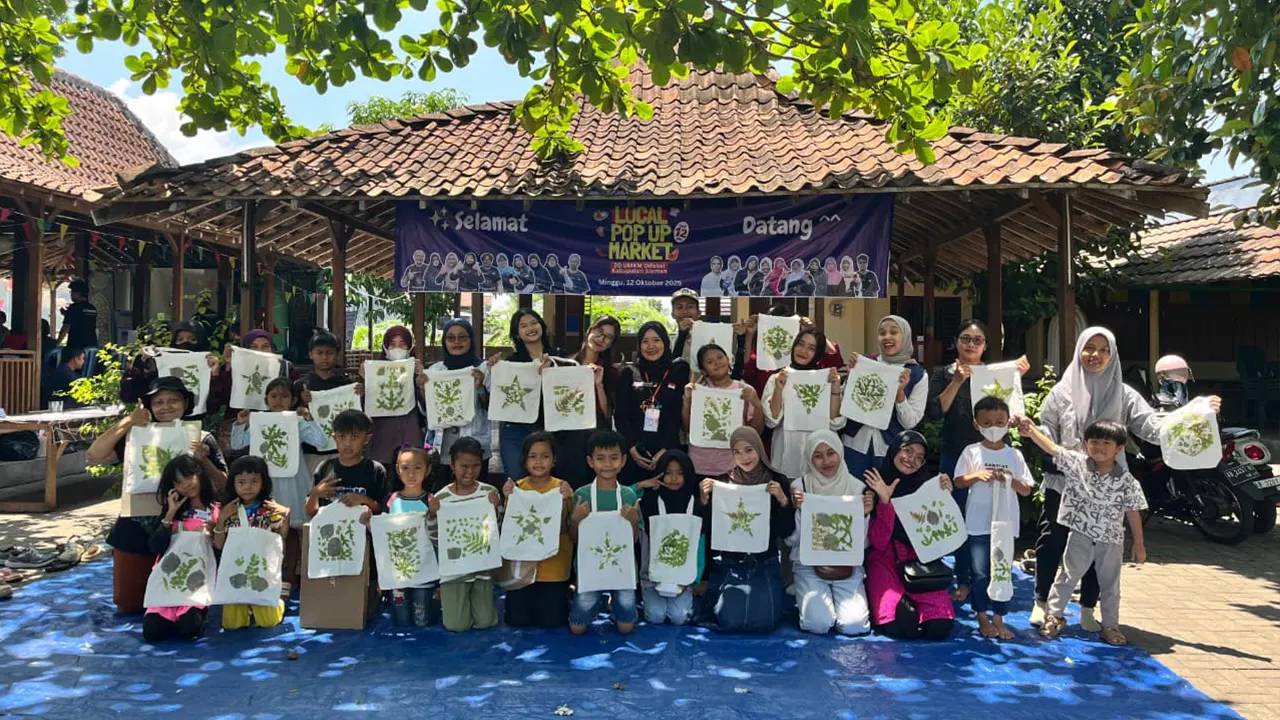 Foto Bersama Peserta Ecoprint Workshop dan Panita “DISApreneur Learning Hub dari dari berbagai daerah di DIY di Kebon nDeso Wonorejo Minggu (12/10/2025). (doc. pribadi)