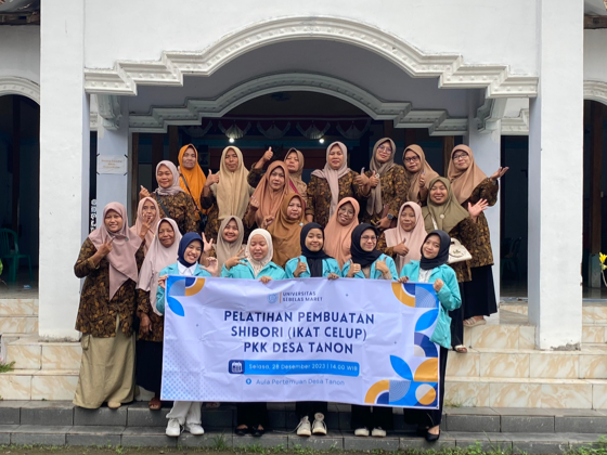 Foto bersama tim Rupa Swari dengan ibu PKK Desa Tanon. (doc. Rupa Swari 2025)