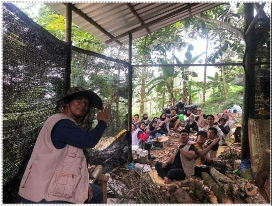Mahasiswa KKN UNS memberikan edukasi tentang pengolahan pascapanen tanaman nilam kepada petani di Desa Segorogunung pada Senin (18/8/2025). (doc. Tim KKN UNS Desa Segorogunung)