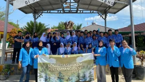 Mahasiswa Fakultas Hukum UBB bersama para pelajar SMP Negeri 3 Pangkalpinang usai kegiatan sosialisasi bertema “Tambang Kita, Tanggung Jawab Kita: Menambang Bijak, Menjaga Kelestarian Alam Bangka Belitung” yang mengajak generasi muda peduli terhadap hukum dan kelestarian lingkungan di tengah isu pertambangan timah. (doc. Mahasiswa Hukum UBB)