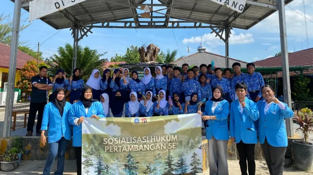 Mahasiswa Fakultas Hukum UBB bersama para pelajar SMP Negeri 3 Pangkalpinang usai kegiatan sosialisasi bertema “Tambang Kita, Tanggung Jawab Kita: Menambang Bijak, Menjaga Kelestarian Alam Bangka Belitung” yang mengajak generasi muda peduli terhadap hukum dan kelestarian lingkungan di tengah isu pertambangan timah. (doc. Mahasiswa Hukum UBB)